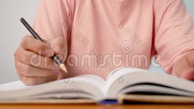 年轻女子翻书页，在图书馆看书时，手指沿着书页移动。 有选择的焦点。
